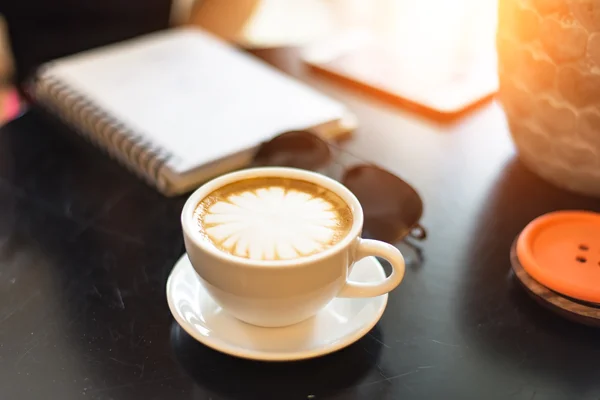 Kaffekopp på träbord, mjukt fokus — Stockfoto