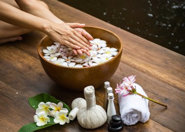 Spa Masaj sıkıştırma topları, ahşap treaments spa, Tayland, ile bitkisel topu odağı seçin 