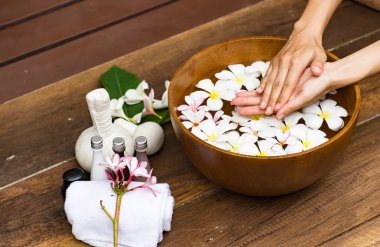 Spa Masaj sıkıştırma topları, ahşap treaments spa, Tayland, ile bitkisel topu odağı seçin 