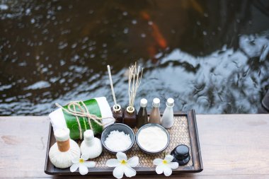 Spa Masaj sıkıştırma topları, ahşap treaments spa, Tayland, ile bitkisel topu odağı seçin 