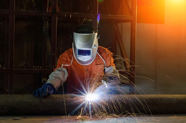 Industriarbetare på fabriken svetsning närbild — Stockfoto