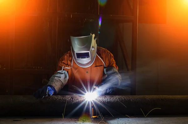 Industriarbetare på fabriken svetsning närbild — Stockfoto