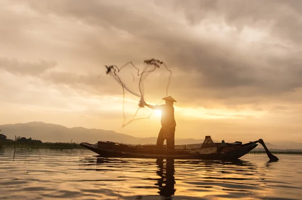 Siluetas de los pescadores tradicionales al atardecer cerca de Galle en Sri Lanka. — Foto de Stock