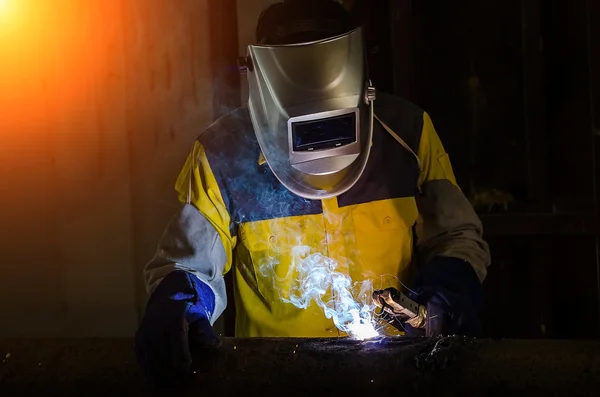 Industriarbetare på fabriken svetsning närbild — Stockfoto