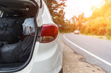 Sıkıntılı kadın ve kırık araba yardıma ihtiyacım var