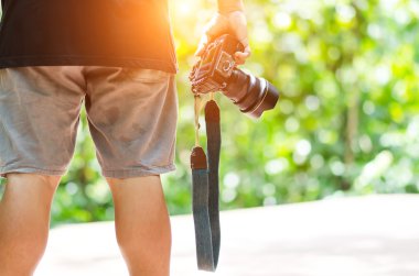 Elinde kamera olan bir adam.