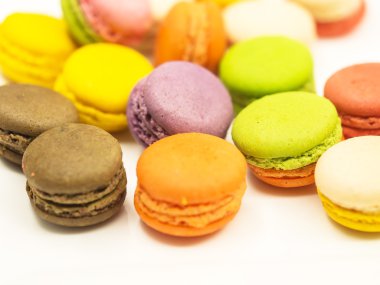 Beyaz arka plan üzerinde renkli macaron kurabiye, select ve yumuşak odak