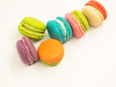 Beyaz arka plan üzerinde renkli macaron kurabiye, select ve yumuşak odak