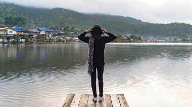 Kadında rahatlatıcı yaz güneş gökyüzü açık. İnsanlar özgürlük stili