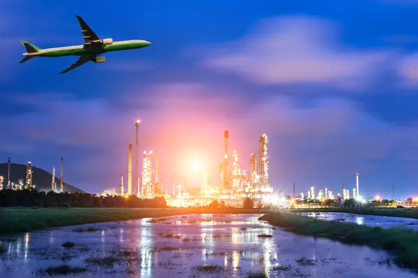 Oil refinery plant at sunrise with blue sky background — Stock Photo, Image