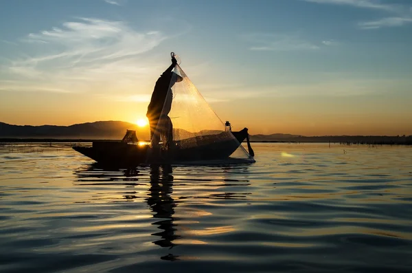 Pêcheur du lac Bangpra en action lors de la pêche, Thaïlande — Photo