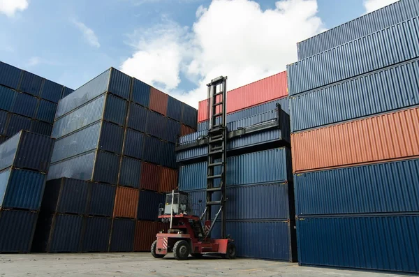 Containerverladung auf Hof. — Stockfoto