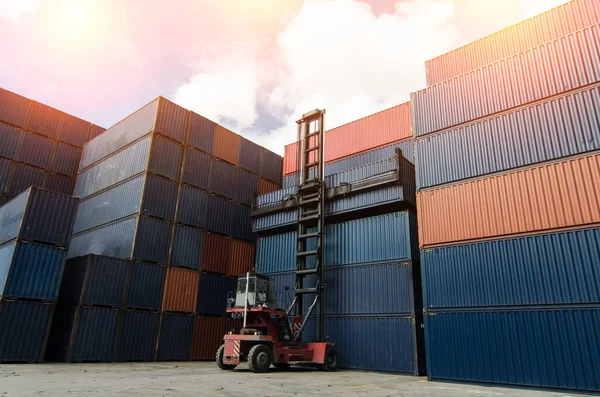 Containerverladung auf Hof. — Stockfoto