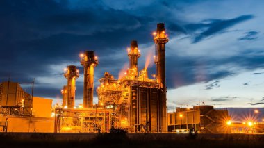 Gün batımında petrol rafinerisi endüstrisi - fabrika - petrokimya fabrikası