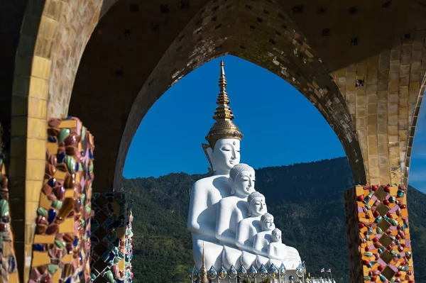 Beyaz Big Buddha heykeli Phasorn Kaew Tapınağı,: Phetchabun, Thailand