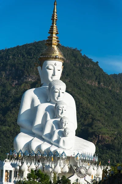 5 bílé buddha na hoře s modrou oblohou styl vintage tón. — Stock fotografie