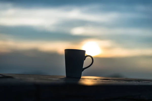 Coupe avec thé sur la table sur les montagnes paysage avec la lumière du soleil. Beauté nature arrière-plan — Photo