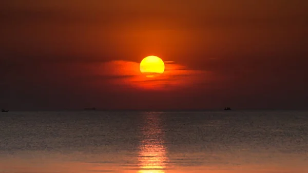 Paesaggio con tramonto sulla riva del mare e bel cielo, Bangpha, Thailandia — Foto Stock