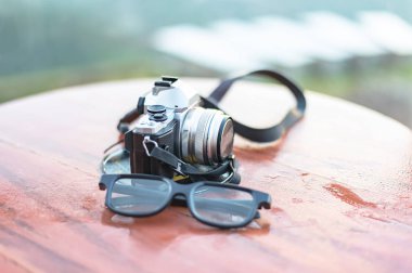 Tablo güneş ışığı ile seyahat için fotoğraf makinesi. Güzellik doğa arka plan