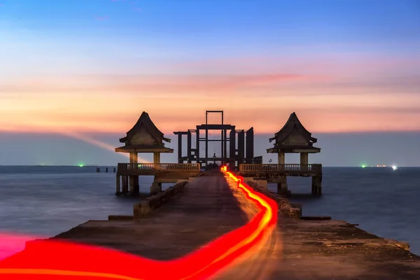 Puente viejo en Djittabhawan Templo atracción turística en Pattaya, Tailandia — Foto de Stock