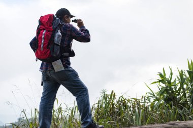 Vahşi bölgede yön bulmak için odağı seçin harita kayıp uzun yürüyüşe çıkan kimse sırt çantası ile denetler