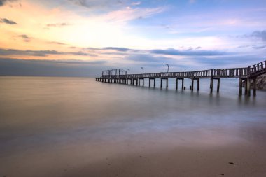 Yaz, seyahat, tatil ve tatil kavramı - Phuket, Tayland için günbatımı arasında ahşap iskele