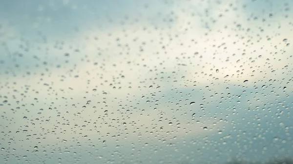Смотря в окно дождливого сезона, мягкий и выбрать фокус — стоковое фото