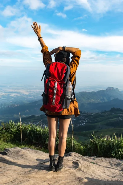 Mulher caminhante se sentindo vitoriosa de frente para a montanha, Tailândia — Fotografia de Stock