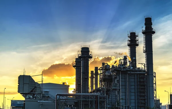 Gaz türbini elektrik santrali Alacakaranlık ile.