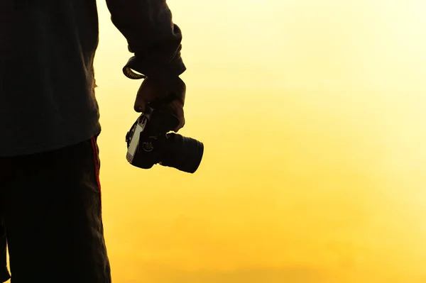 Silhouette of photographer taking picture of landscape during sunset — Stock Photo, Image