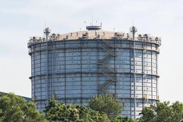 Gaz türbini elektrik santrali sanayi sitesi alacakaranlıkta.