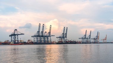 Crane tarafından sabah yükleme limanı, nakliye konteyner