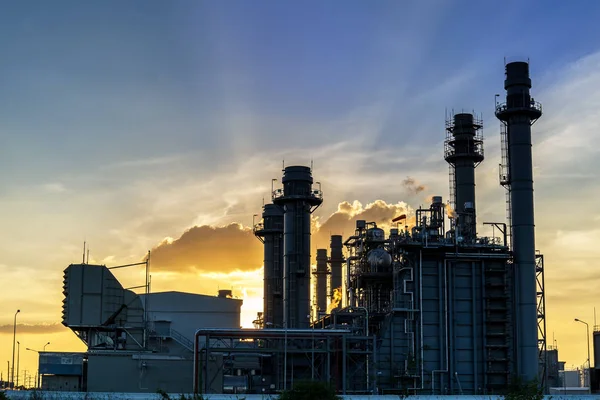 Нафтопереробна промисловість на заході сонця - завод - нафтохімічний завод — стокове фото