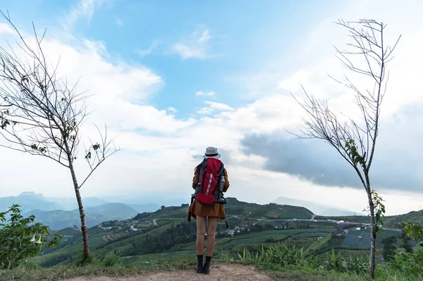 Mulher caminhante se sentindo vitoriosa de frente para a montanha, Tailândia — Fotografia de Stock