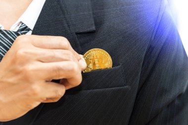 Cryptocurrency ve iş. Btc altın sikke tutarak siyah paketindeki bir iş adamı. Clodeup görünümü ile boşaltmak, sanal para concep