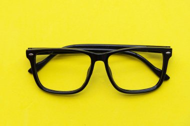Sarı zemin üzerine modern gözlükleri.