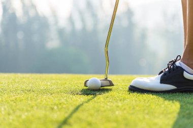 Çimenlerin üzerinde golf oynamak yakın çekim. Kavram dinlenme ve spor