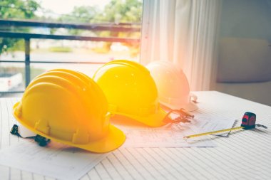 Beyaz ve sarı kask mühendis / mimar / ziyaretçi.