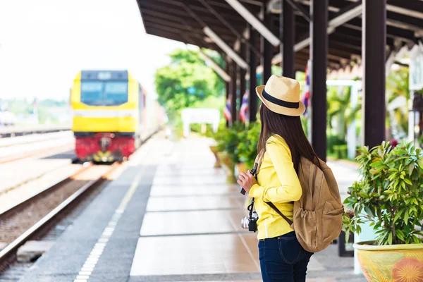 Reiziger Vrouwen Lopen Alleen Carrying Bagage Wacht Trein Spoor Statio — Stockfoto