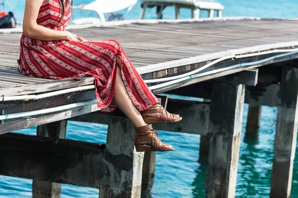 Uma Mulher Descansar Numa Ponte Descansa Bela Praia — Fotografia de Stock