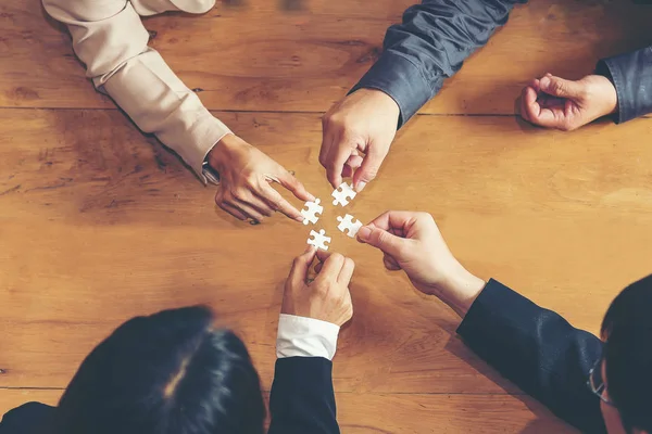 Groep Van Mensen Uit Het Bedrijfsleven Montage Puzzel Vertegenwoordigen Team — Stockfoto