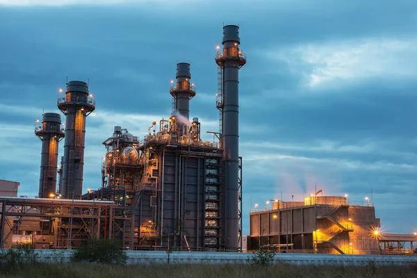石油およびガス産業 製油所工場 曇り空 石油化学プラント Petroleu と日の出石油化学工場の空撮 — ストック写真
