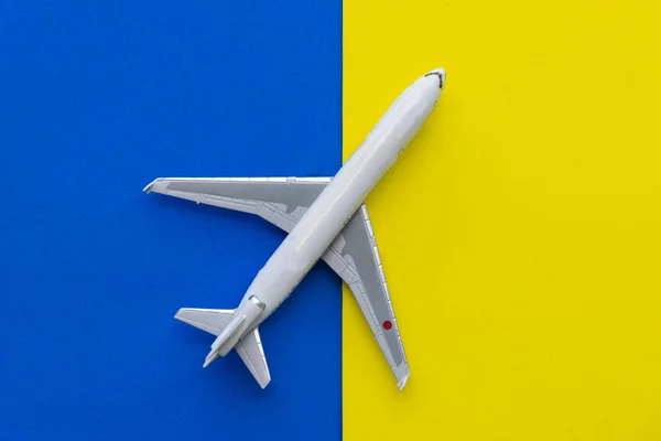 Miniaturní Airplane Cestování Téma Žluté Pozadí Kopií Prostor — Stock fotografie