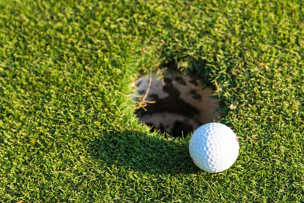 Bola Golfe Verde Sobre Buraco Desfocado Profundidade Campo Rasa Concentra — Fotografia de Stock