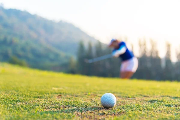 Golfboll Och Tee Grönt Gräs Bakgrund Golfare Hit Sotning Och — Stockfoto