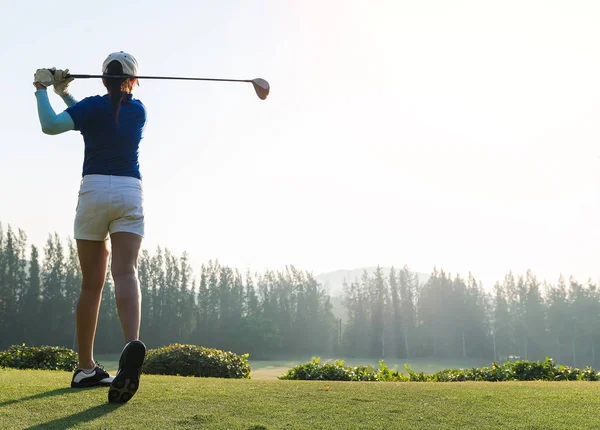女性ゴルファーが美しい背景の風景にボールを打ちます ボールに集中 — ストック写真