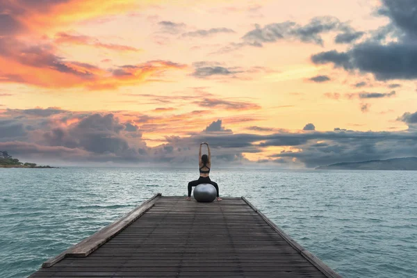 Bola Yoga Bola Pilates Mujer Joven Fondo Del Amanecer Concep — Foto de Stock