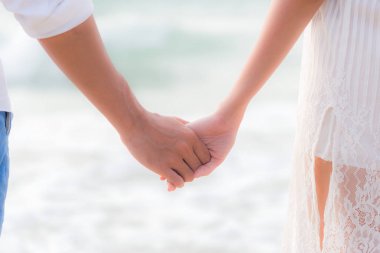 Kokulu çift yaz tatil, genç Asyalı adam elini tutarak sahilde, mutlu ve sevgi balayı tatil, Sevgililer, seyahat ve yaz konsepti