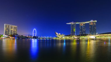 Singapur - 11 Ocak 2018: Merlion çeşme ve marina bay sands Singapur şehir doğarken ünlü dönüm noktası olduğunu