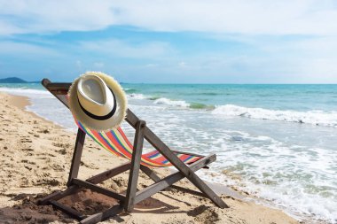 Deniz ve plaj sandalye zaman bulutlu bir günde beyaz kum ile güneş ayaktaydım. Yaz aylarında